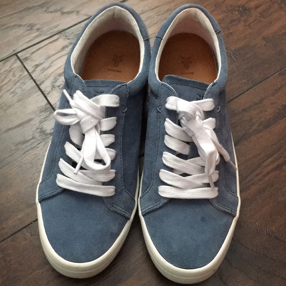 blue leather tennis shoes